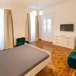 Il Golfo - Elegante Zona Rive Apartment